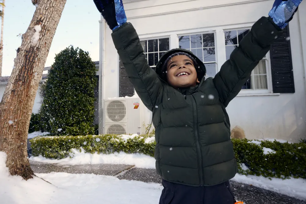 Mitsubishi Electric Hyper-Heating INVERTER outdoor heat pump unit running in winter conditions